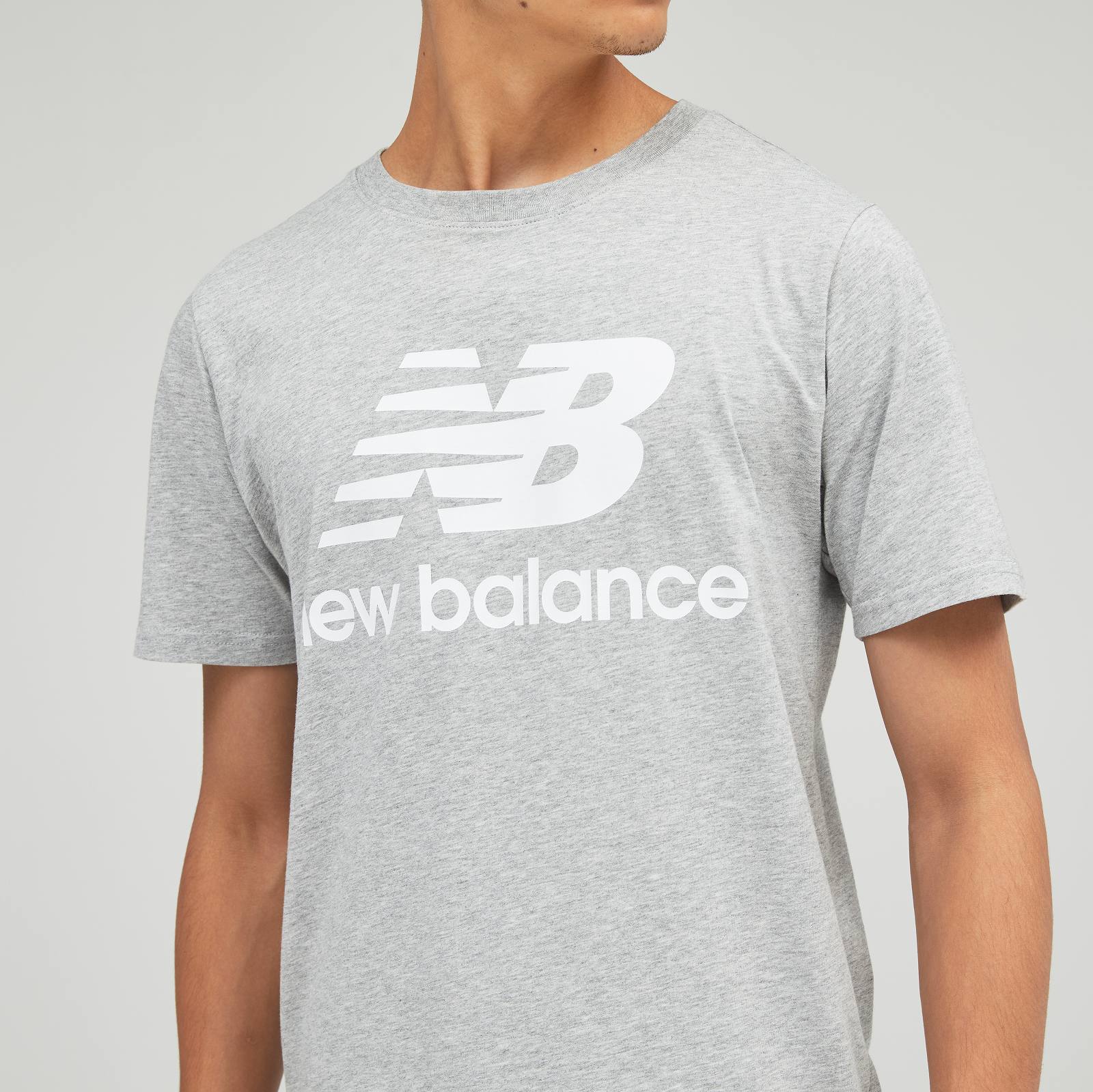 NB Essentials スタックドロゴショートスリーブTシャツ