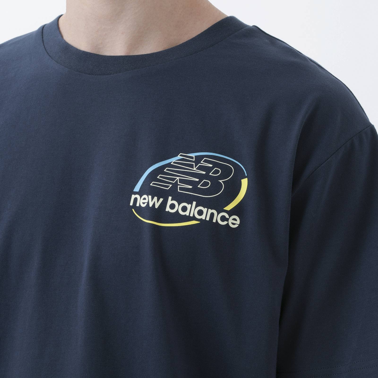 NB Athletics サーキュラースタックドNBロゴTシャツ