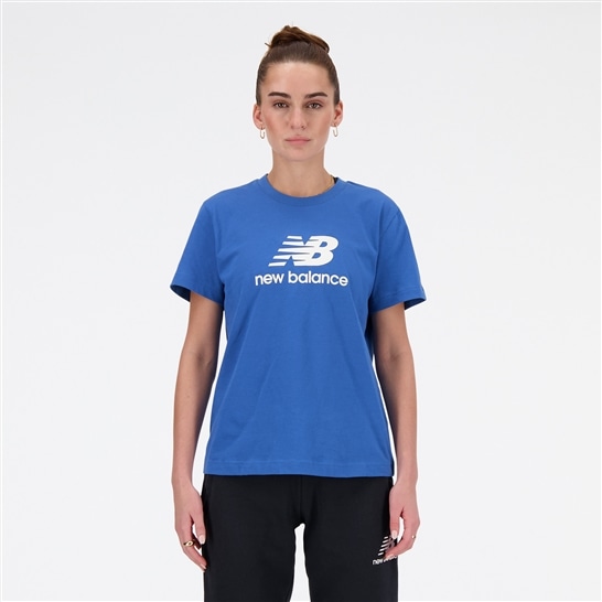 Sport Essentials Stacked Logo ショートスリーブTシャツ