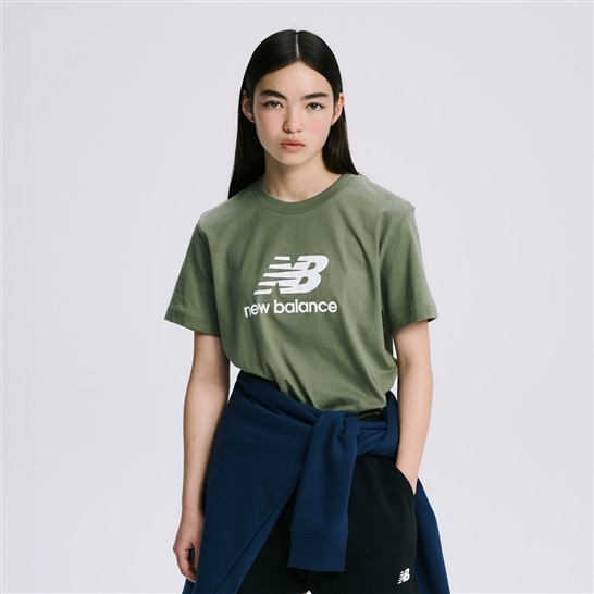 Sport Essentials Stacked Logo 짧은 슬리브 티셔츠