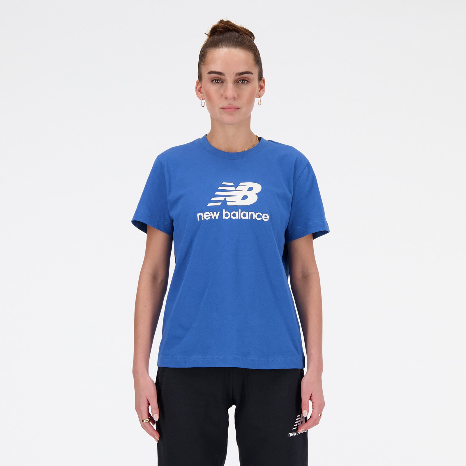 Sport Essentials Stacked Logo ショートスリーブTシャツ